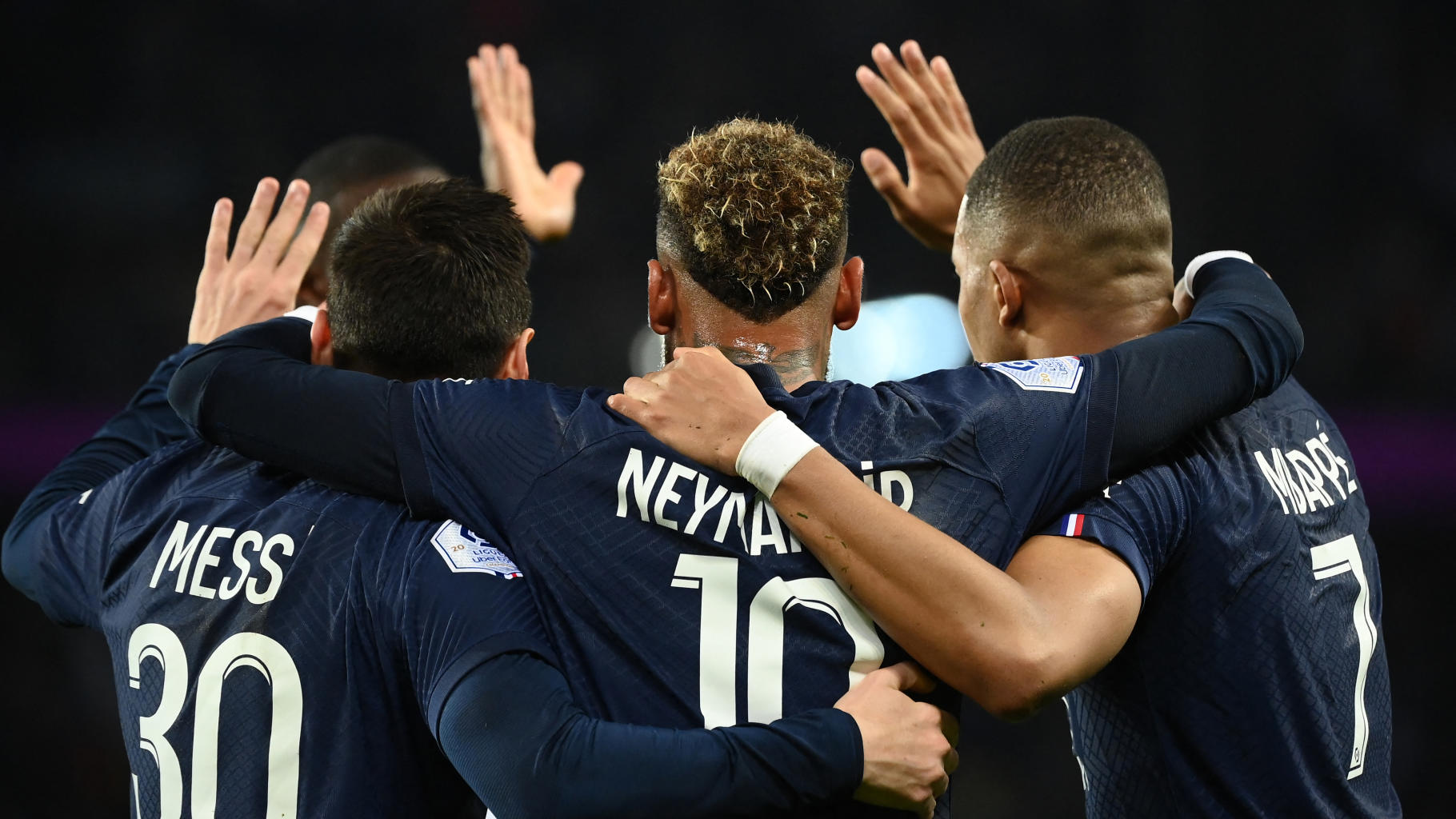 Messi tái xuất, Mbappe gạt bỏ hiềm khích với Neymar