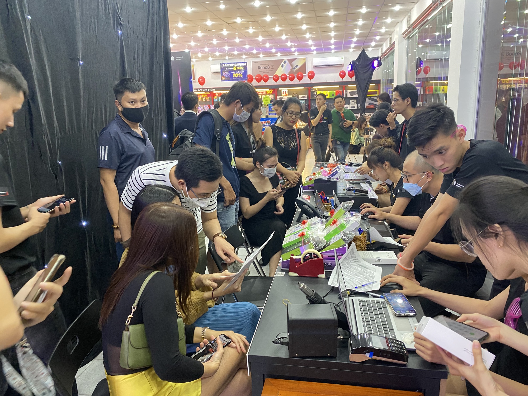 iPhone 14 Pro, Pro Max vừa về đã hết hàng, người mua phải chờ đến cuối năm