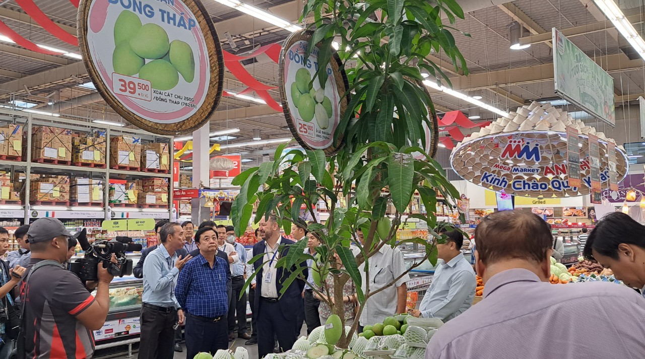 3 giờ s&aacute;ng, Bộ trưởng L&ecirc; Minh Hoan xuất hiện ở chợ đầu mối B&igrave;nh Điền - Ảnh 6.