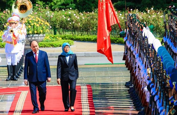 Chủ tịch nước Nguyễn Xuân Phúc chủ trì Lễ đón Tổng thống Singapore