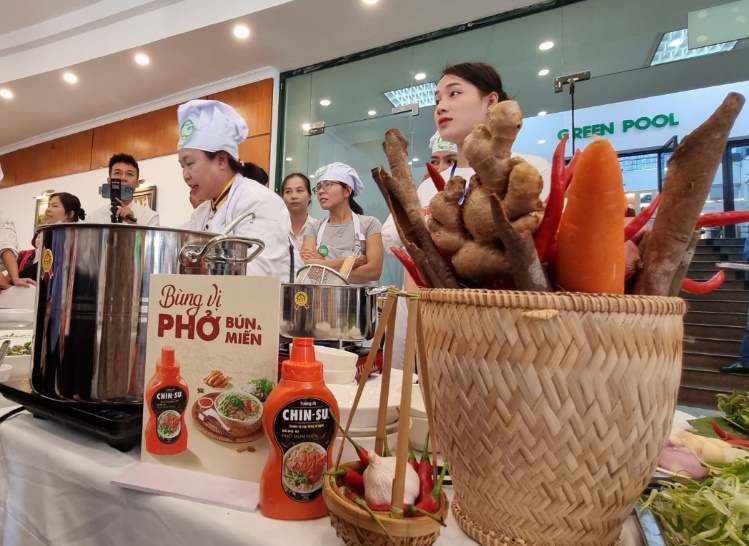 Ấn tượng tương ớt phở Chin-su tại Ng&agrave;y của Phở - Ảnh 1.