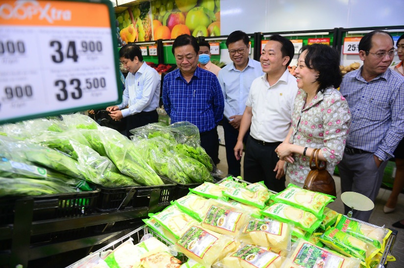 Bộ trưởng Lê Minh Hoan thăm và khảo sát chất lượng hàng hóa Co.opXtra Linh Trung - Ảnh 1.