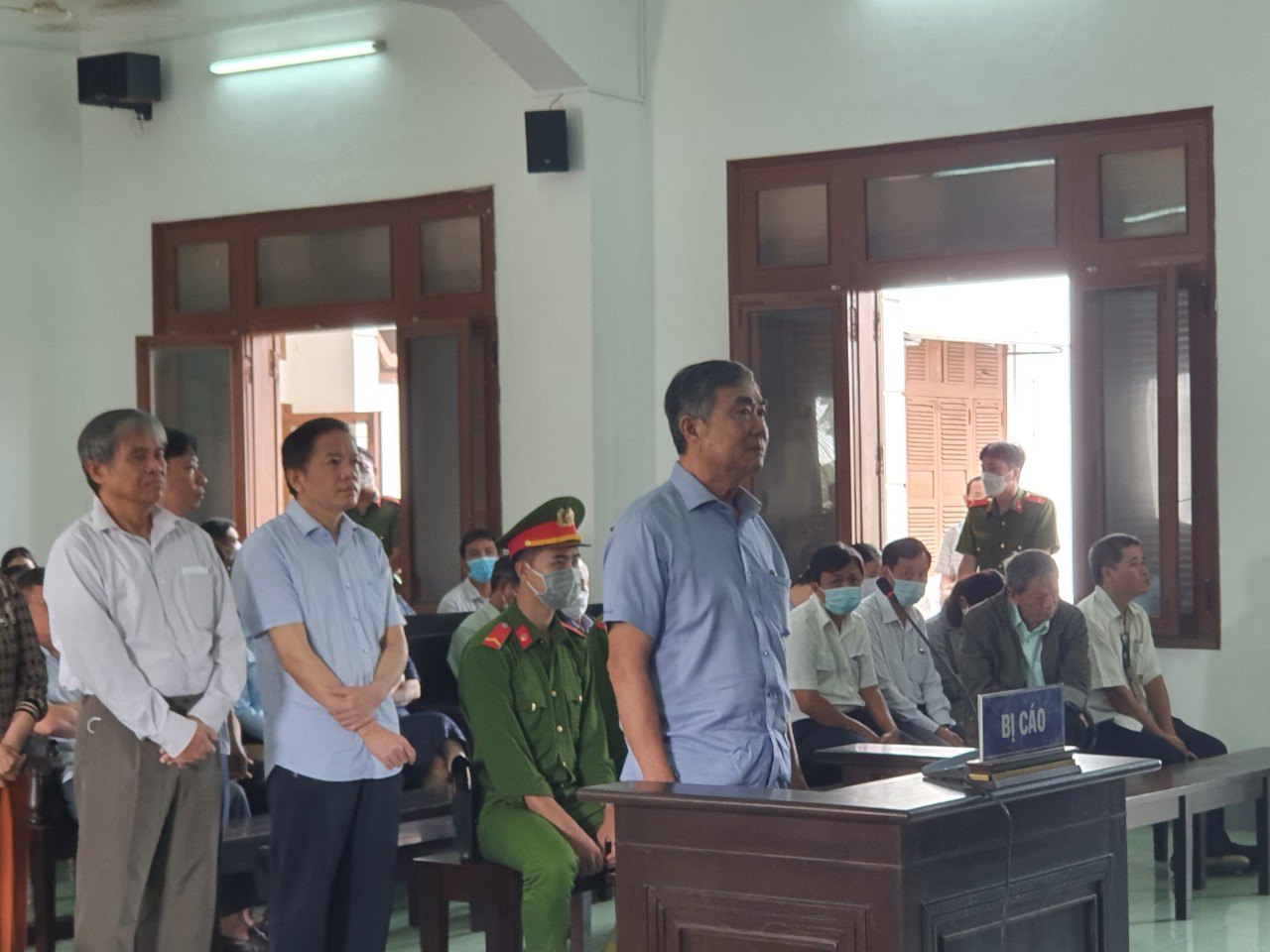 Cựu Phó chủ tịch tỉnh Phú Yên và nhiều lãnh đạo sở ngành hầu tòa trong vụ bán sỉ 262 lô đất