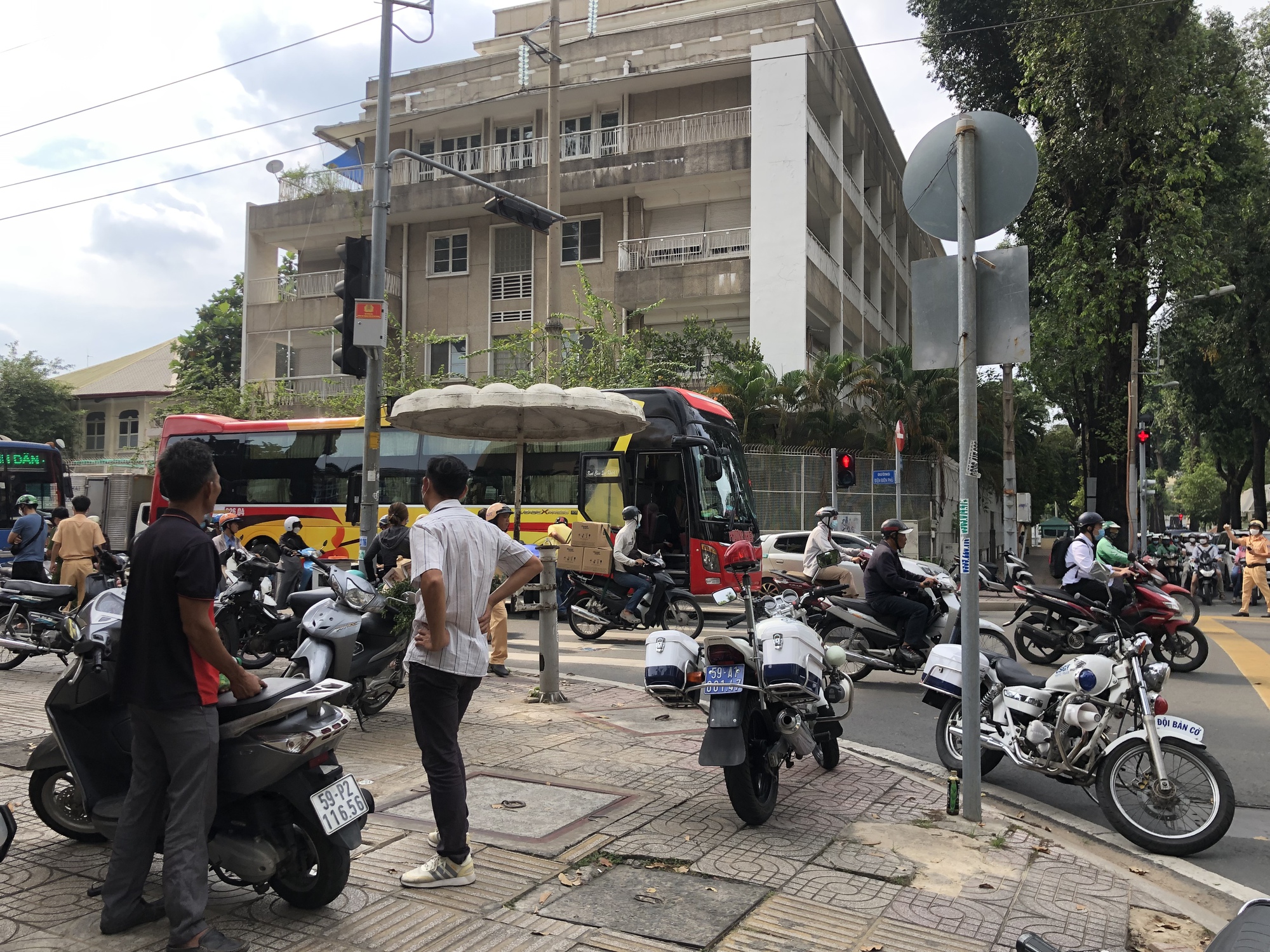 Nam sinh lớp 10 ở TP HCM bị cuốn vào gầm ôtô khách