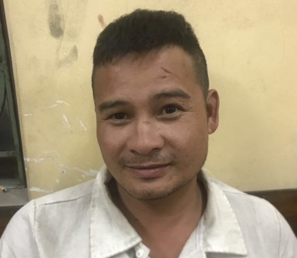 Con trai vi phạm giao thông, bố cầm dao đuổi chém công an - Ảnh 1.