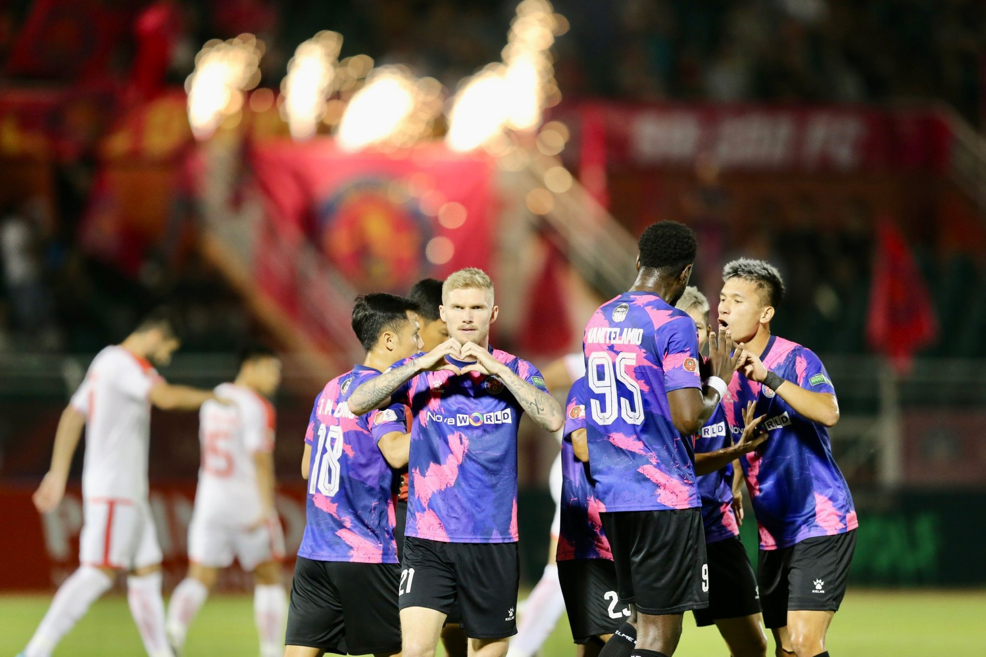 Sài Gòn FC thắng SLNA, thoát vị trí chót bảng - Ảnh 3.
