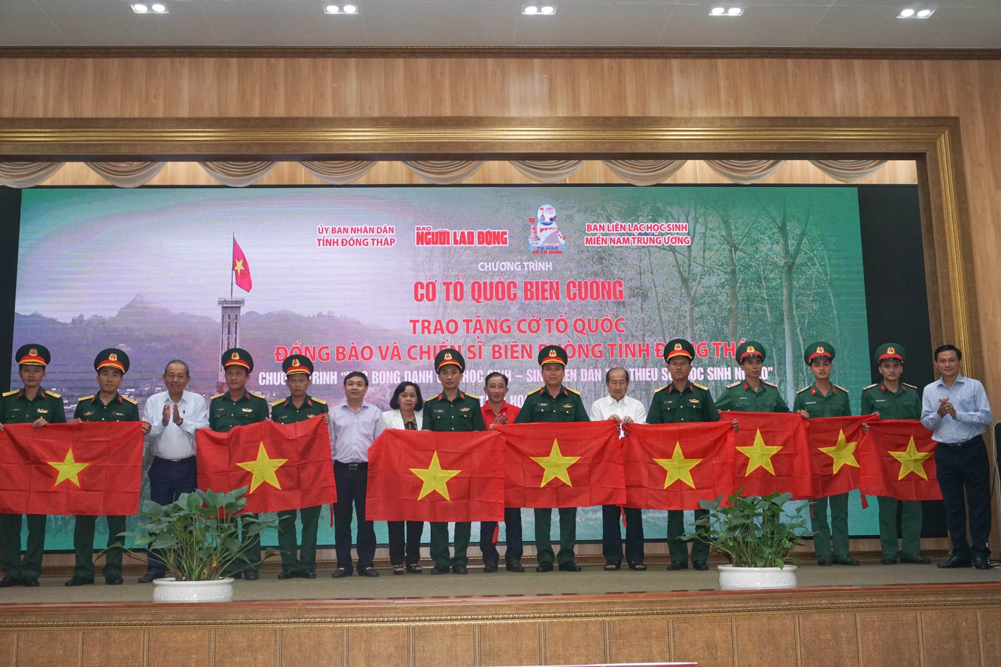 Tặng 10.000 lá cờ Tổ quốc và 100 chiếc xe đạp tại Đồng Tháp