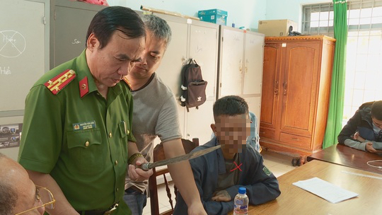 Lời khai của thiếu ni&ecirc;n giết ch&uacute; họ bằng 20 nh&aacute;t ch&eacute;m - Ảnh 2.