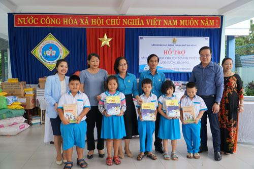 Đà Nẵng: Hơn 1,1 tỉ đồng hỗ trợ sách vở cho học sinh vùng ngập lụt