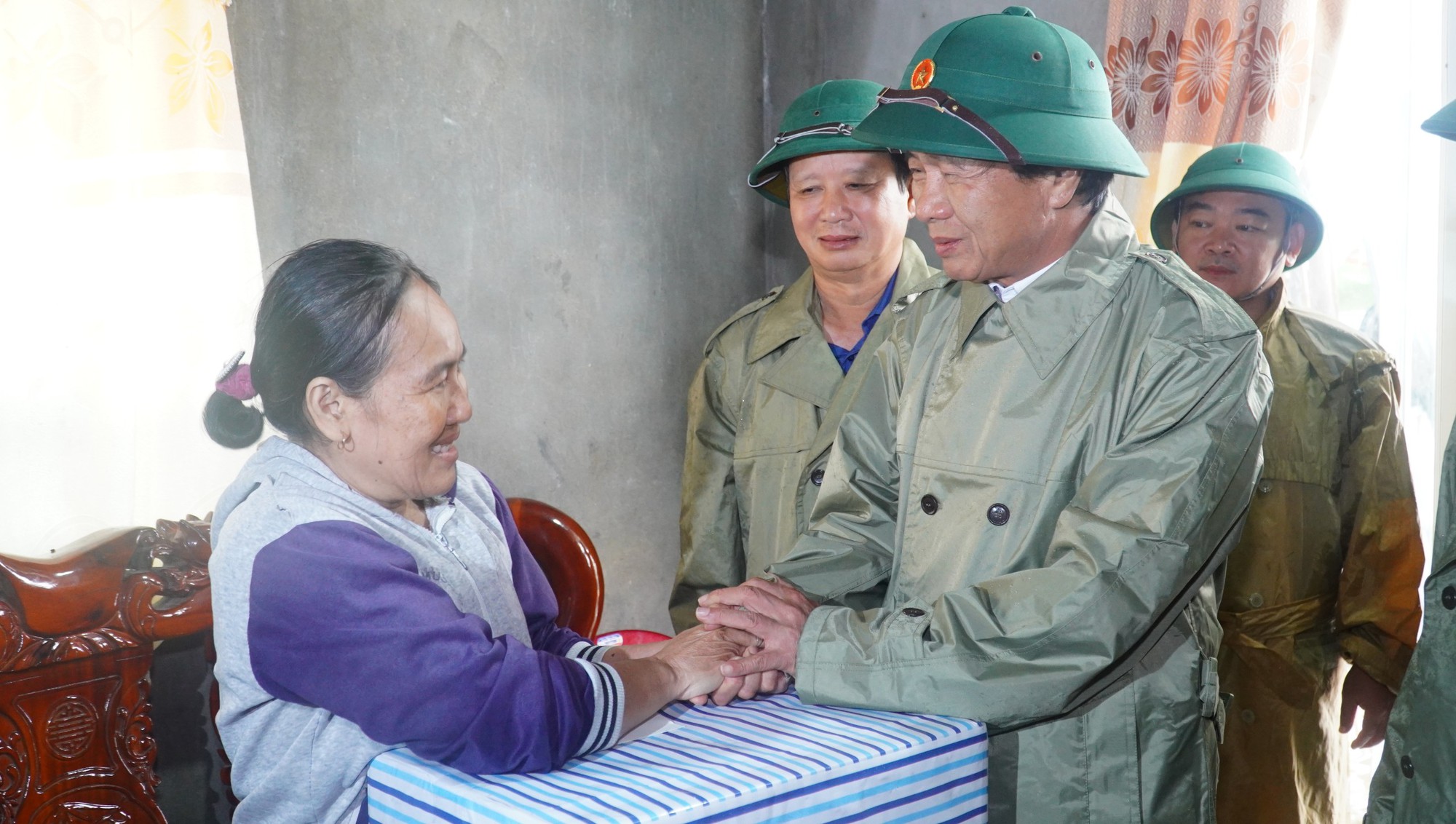 Ph&oacute; Thủ tướng L&ecirc; Văn Th&agrave;nh vượt lũ đến thăm người d&acirc;n ở Thừa Thi&ecirc;n - Huế - Ảnh 2.