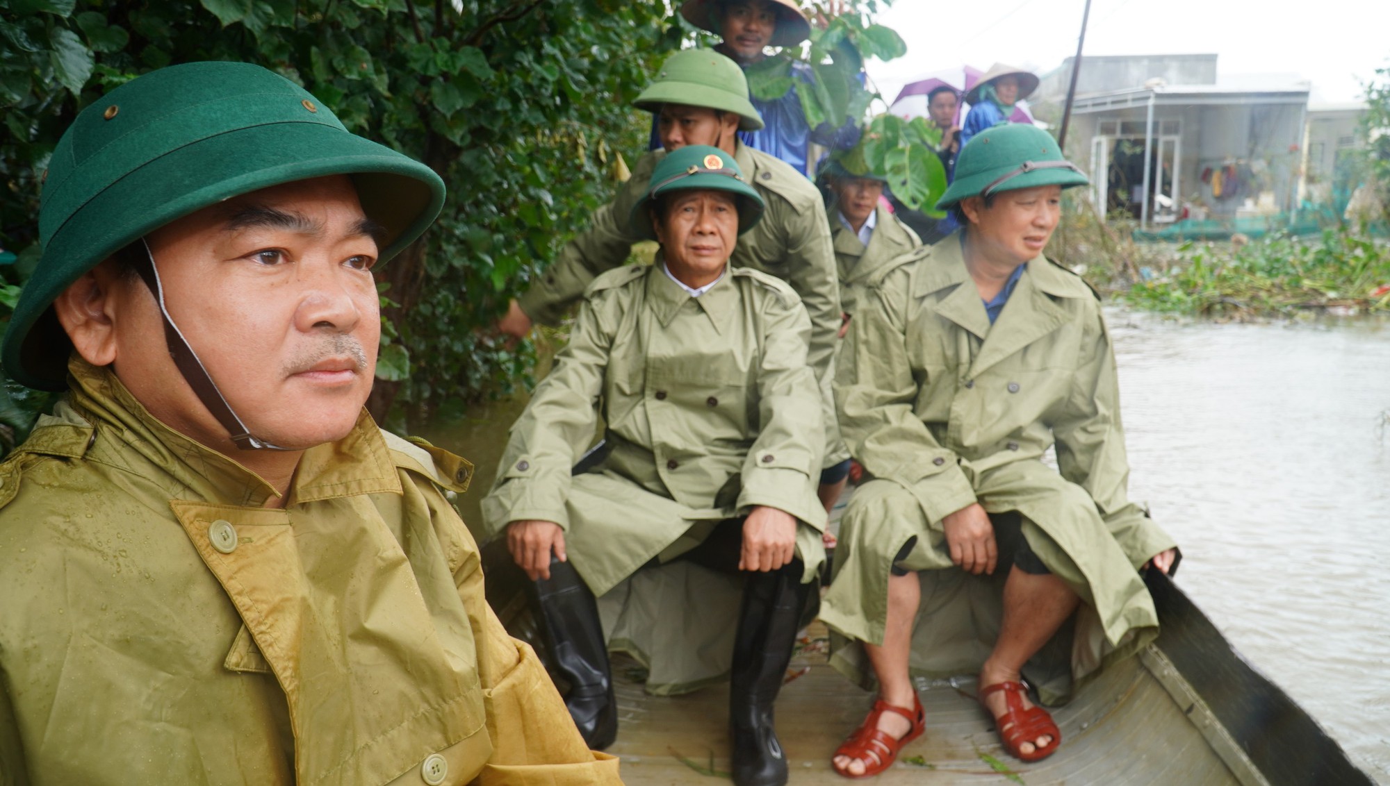 Ph&oacute; Thủ tướng L&ecirc; Văn Th&agrave;nh vượt lũ đến thăm người d&acirc;n ở Thừa Thi&ecirc;n - Huế - Ảnh 1.