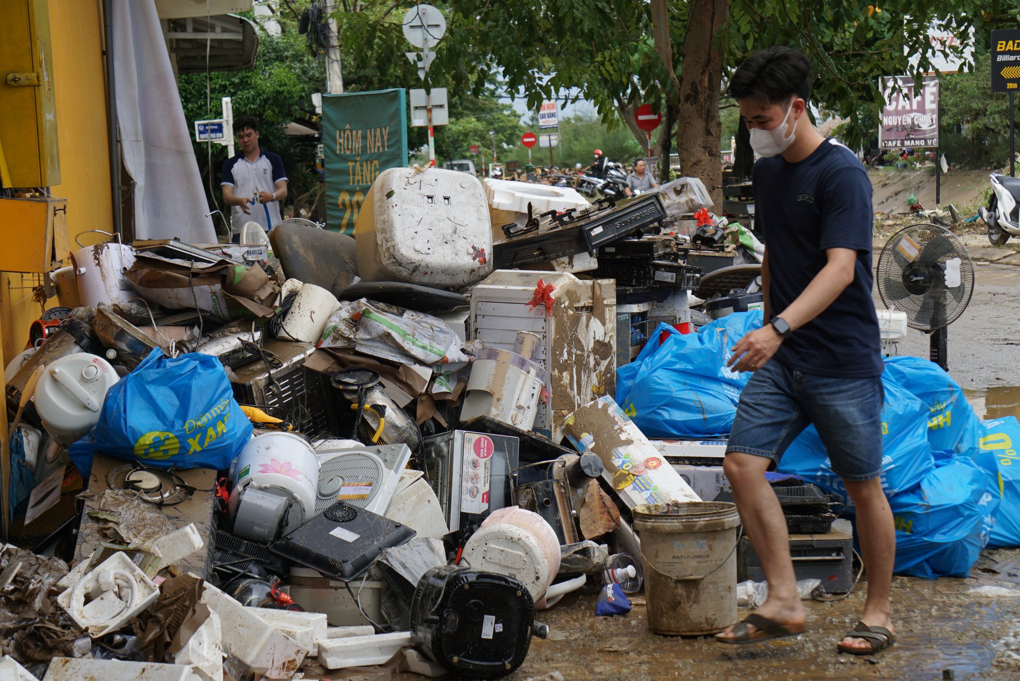 Lời khai ban đầu của nh&oacute;m người lợi dụng mưa lũ, trộm h&agrave;ng loạt điện thoại - Ảnh 2.