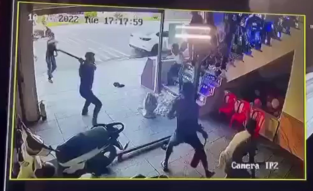 Clip: 2 nhóm thanh niên ở Nha Trang chém nhau trong quán Karaoke
