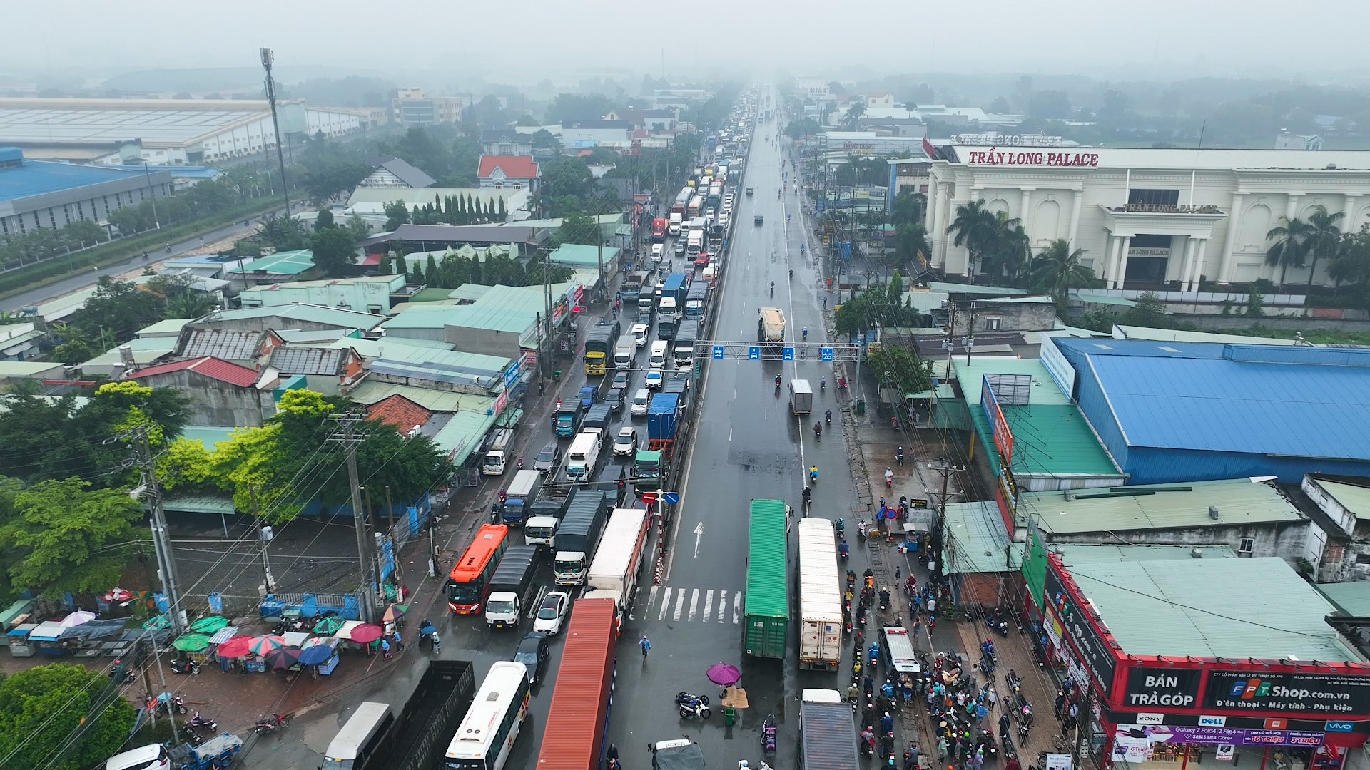 Ùn ứ trong mưa trên quốc lộ 51 vì tai nạn chết người - Ảnh 3.
