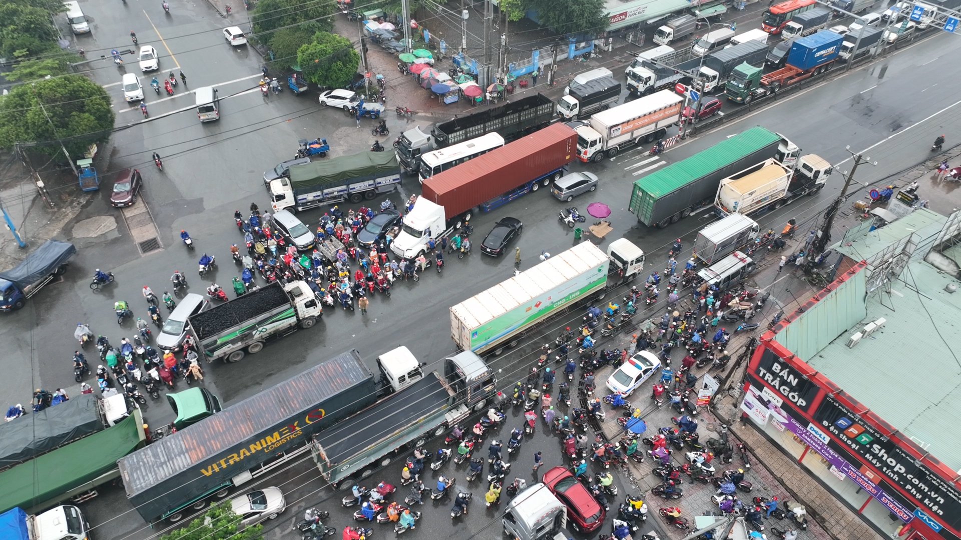 Ùn ứ trong mưa trên Quốc lộ 51 vì tai nạn chết người