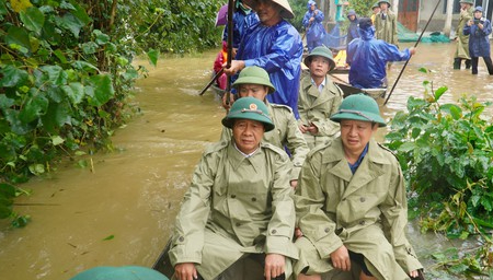 Hình ảnh Phó Thủ tướng Lê Văn Thành vượt lũ thăm người dân