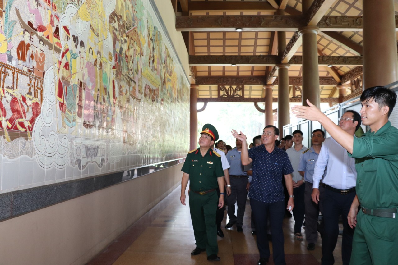 Hải qu&acirc;n V&ugrave;ng 2, V&ugrave;ng 5 thăm c&aacute;c di t&iacute;ch lịch sử ở TP HCM - Ảnh 4.