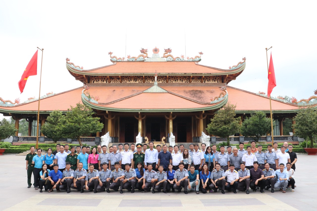 Hải qu&acirc;n V&ugrave;ng 2, V&ugrave;ng 5 thăm c&aacute;c di t&iacute;ch lịch sử ở TP HCM - Ảnh 2.