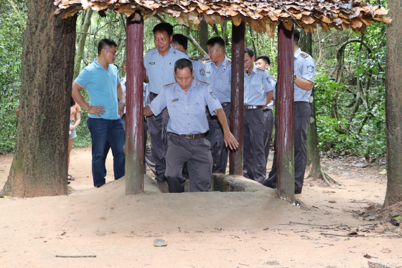 Hải qu&acirc;n V&ugrave;ng 2, V&ugrave;ng 5 thăm c&aacute;c di t&iacute;ch lịch sử ở TP HCM - Ảnh 3.