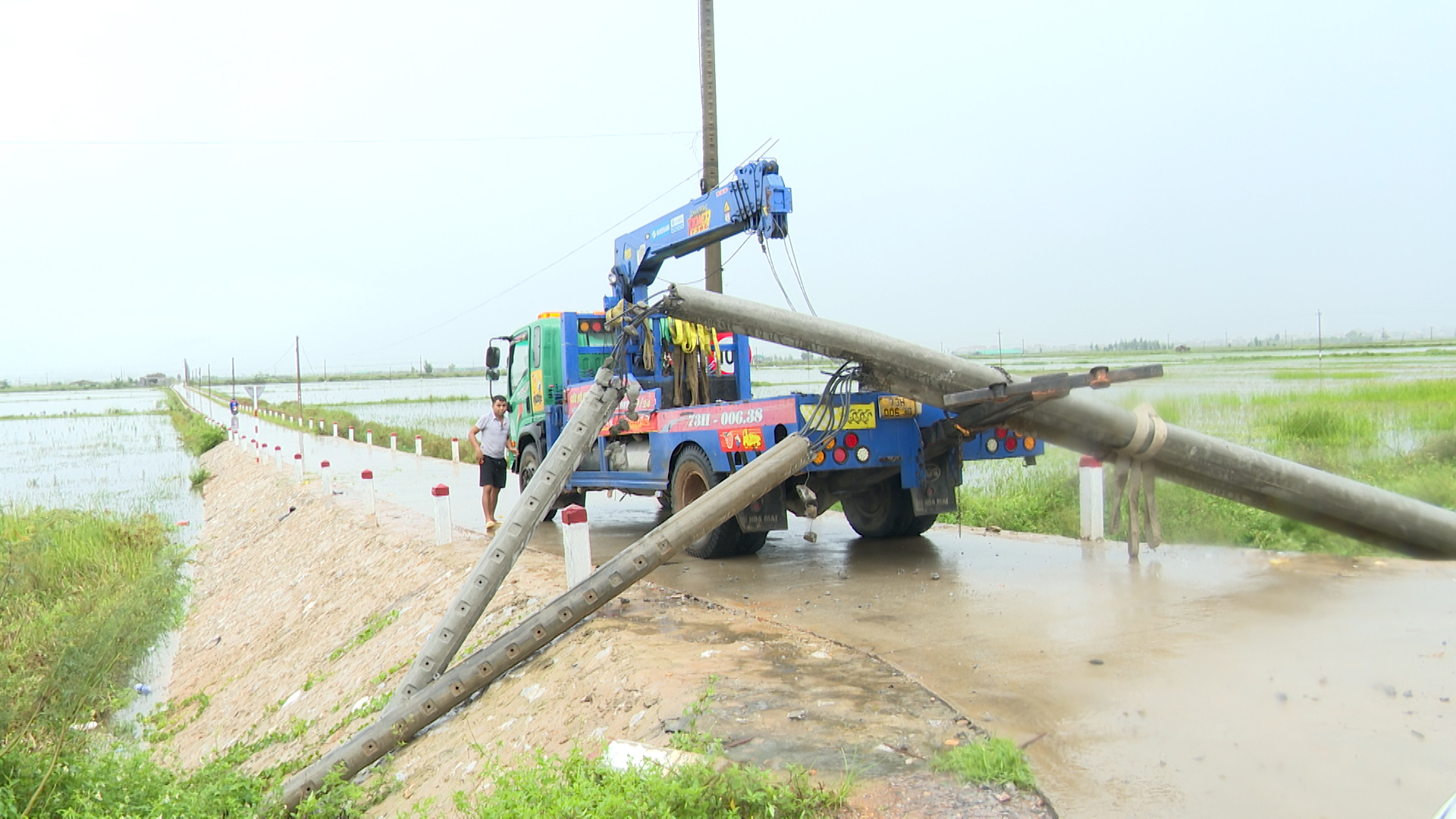 Kinh hãi xe cứu thương tông xe cẩu chạy cùng chiều - Ảnh 3.