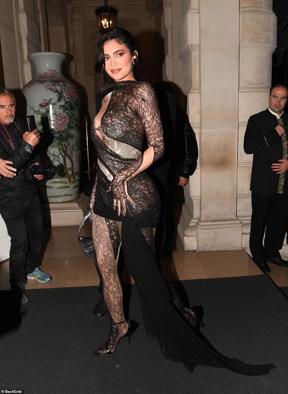 Kylie Jenner đốt mắt thi&ecirc;n hạ bằng v&aacute;y xuy&ecirc;n thấu - Ảnh 2.