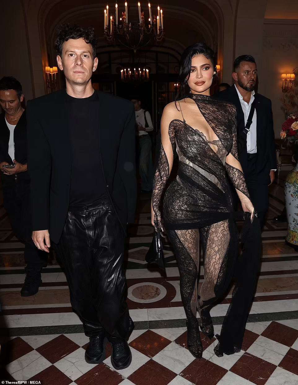 Kylie Jenner đốt mắt thi&ecirc;n hạ bằng v&aacute;y xuy&ecirc;n thấu - Ảnh 4.