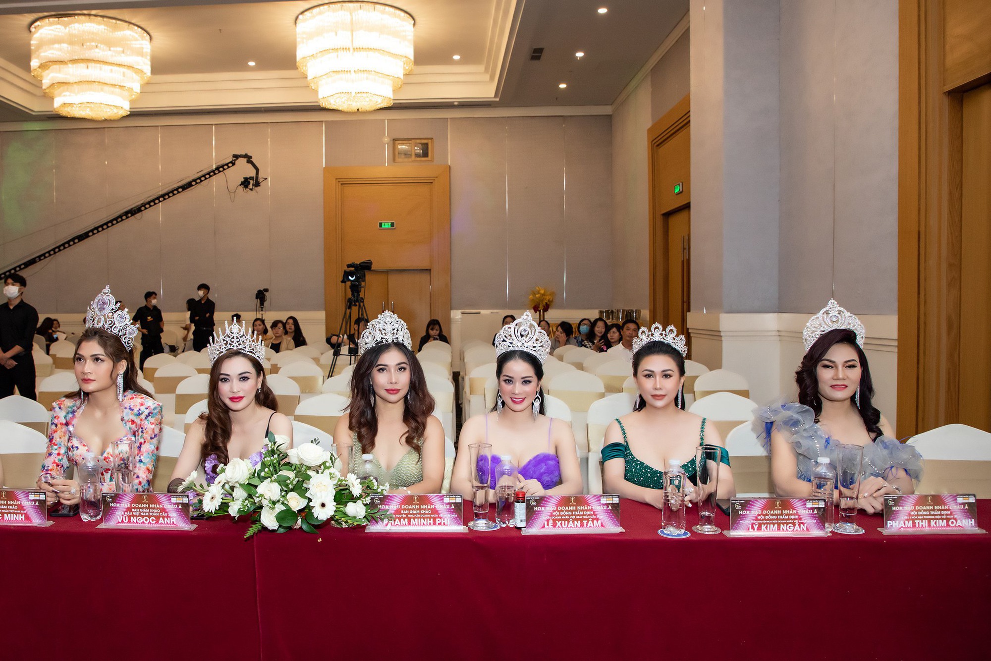 Hoa hậu Lý Kim Ngân diện dạ hội ngồi Hội đồng thẩm định - Ảnh 5.