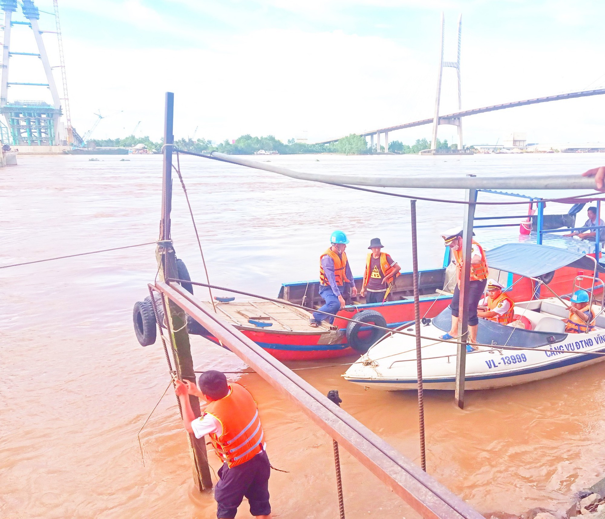 T&igrave;m thấy thi thể c&ocirc;ng nh&acirc;n trong vụ sập s&agrave;n tại c&ocirc;ng tr&igrave;nh cầu Mỹ Thuận 2 - Ảnh 1.