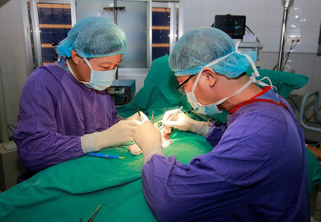 Cấy 16 viên bi vào "của quý", thanh niên phải cầu cứu bác sĩ