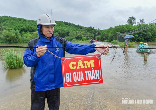 2 vợ chồng ngã xe khi qua tràn lúc nửa đêm, vợ bị nước cuốn tử vong