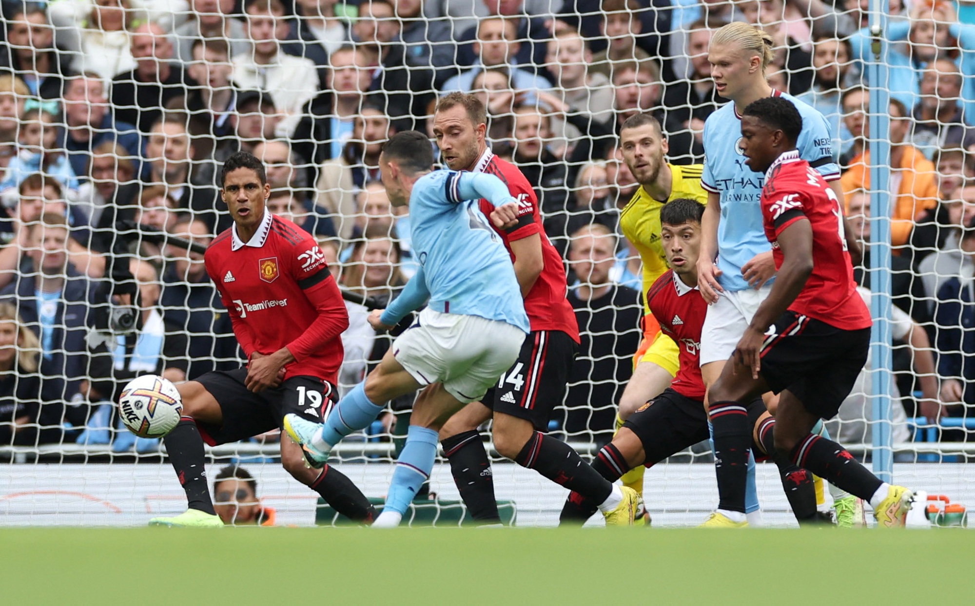 Haaland, Foden c&ugrave;ng lập hat-trick, Man City v&ugrave;i dập Quỷ đỏ - Ảnh 2.