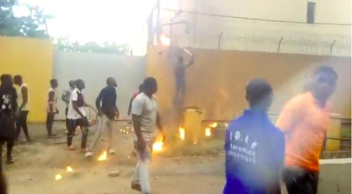 Burkina Faso đảo ch&iacute;nh lần 2, người biểu t&igrave;nh đốt ph&aacute; đại sứ qu&aacute;n Ph&aacute;p - Ảnh 1.