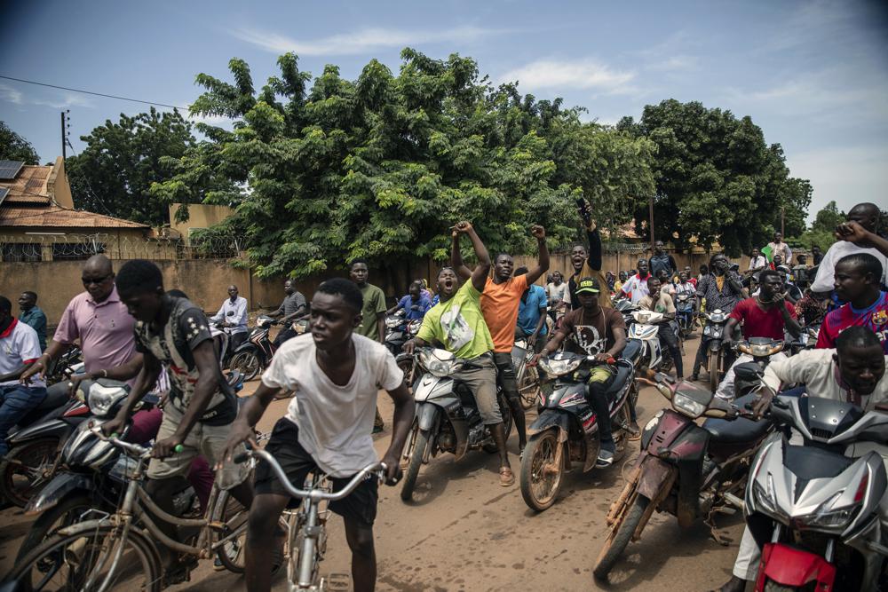 Burkina Faso đảo ch&iacute;nh lần 2, người biểu t&igrave;nh đốt ph&aacute; đại sứ qu&aacute;n Ph&aacute;p - Ảnh 4.