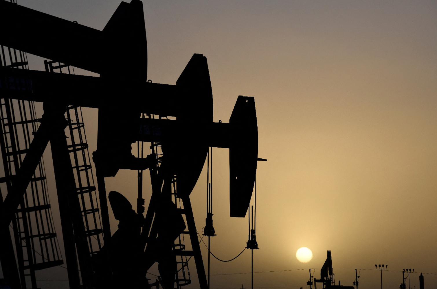 Dự báo “nóng”: Giá dầu “đỏ sàn”, chờ vực dậy sau cuộc họp của OPEC+