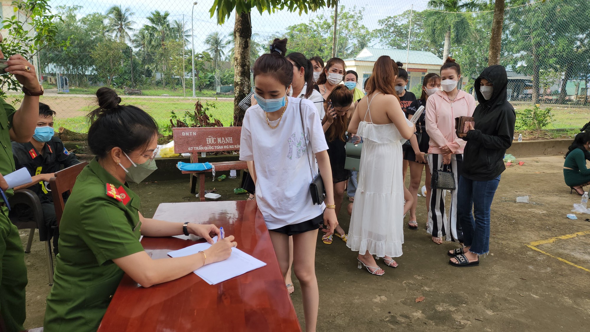 CLIP: C&aacute;c ch&acirc;n d&agrave;i trong qu&aacute;n Bar Paradise ở TP Rạch Gi&aacute; - Ảnh 2.