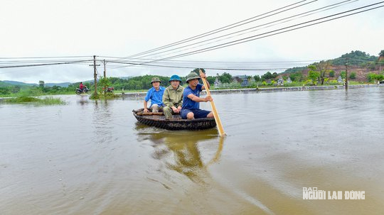 Mưa lớn khiến một ng&ocirc;i l&agrave;ng ở Thanh H&oacute;a bị c&ocirc; lập nhiều ng&agrave;y qua - Ảnh 3.
