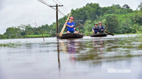 Mưa lớn khiến một ng&ocirc;i l&agrave;ng ở Thanh H&oacute;a bị c&ocirc; lập nhiều ng&agrave;y qua - Ảnh 2.