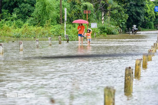 Mưa lớn khiến một ng&ocirc;i l&agrave;ng ở Thanh H&oacute;a bị c&ocirc; lập nhiều ng&agrave;y qua - Ảnh 7.