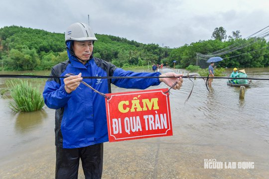 Mưa lớn khiến một ng&ocirc;i l&agrave;ng ở Thanh H&oacute;a bị c&ocirc; lập nhiều ng&agrave;y qua - Ảnh 8.