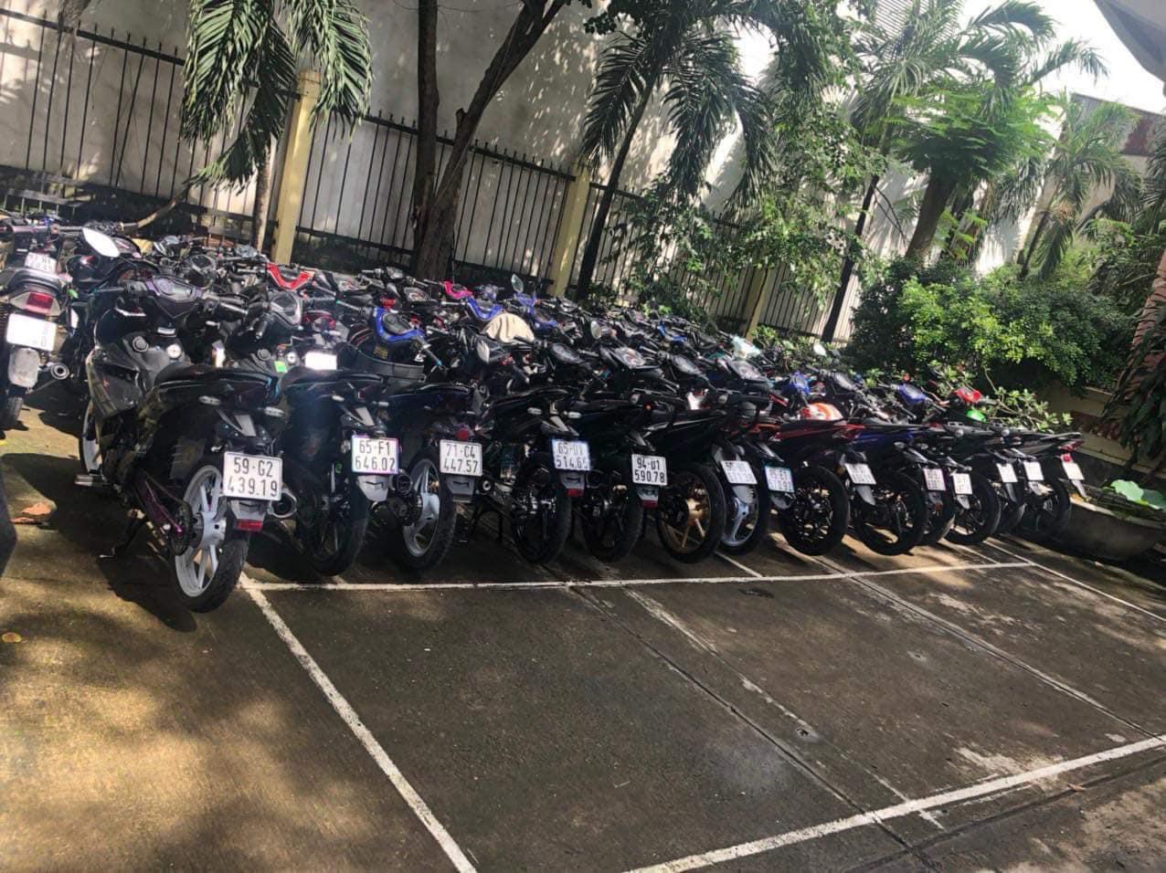TP HCM: C&ocirc;ng an đưa nh&oacute;m Anh Em Team Đ.L về trụ sở - Ảnh 1.