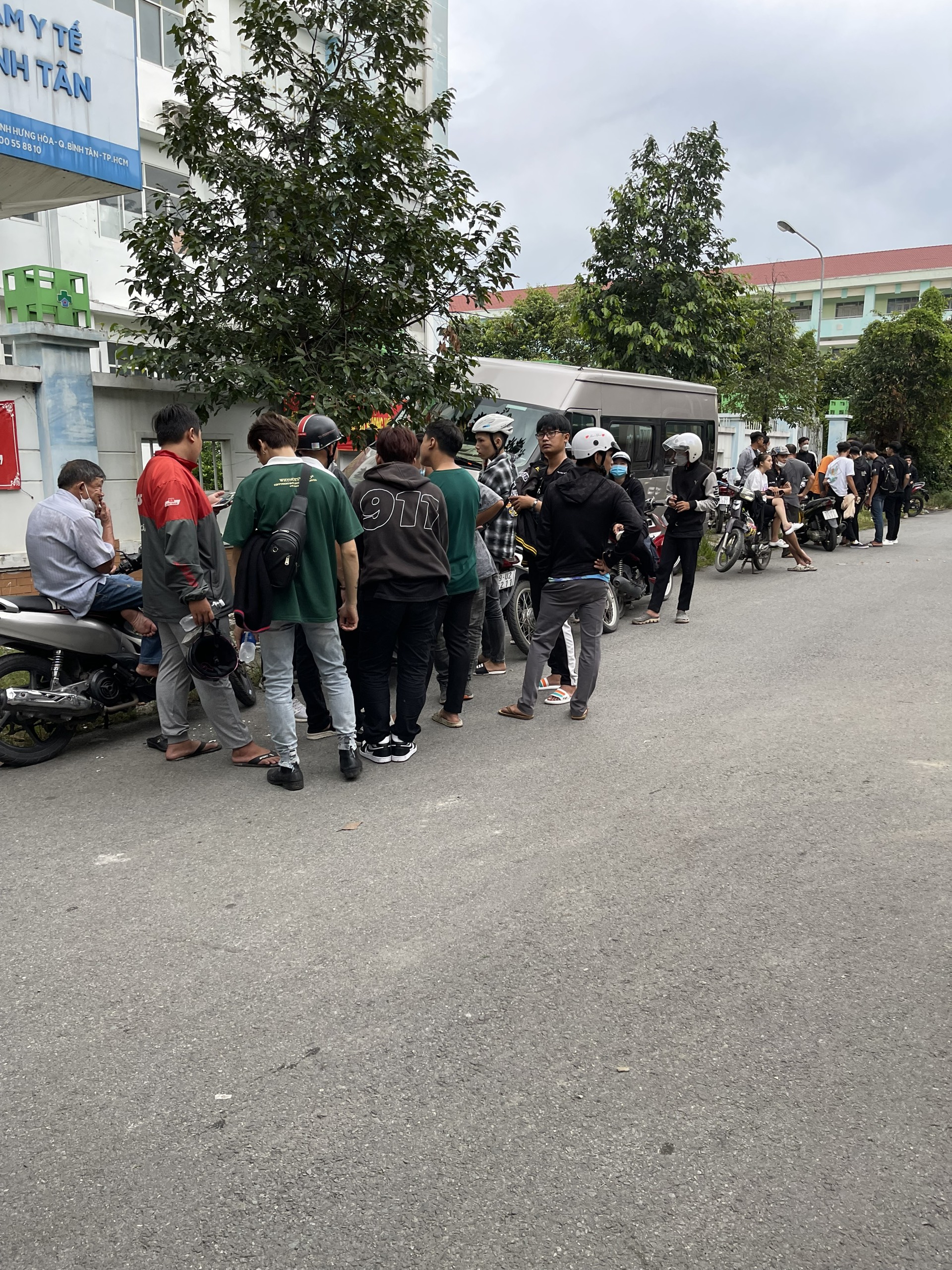 TP HCM: C&ocirc;ng an đưa nh&oacute;m Anh Em Team Đ.L về trụ sở - Ảnh 2.