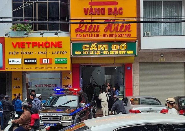 Giữa ban ngày, người đàn ông dùng dao cướp tiệm vàng - Ảnh 1.
