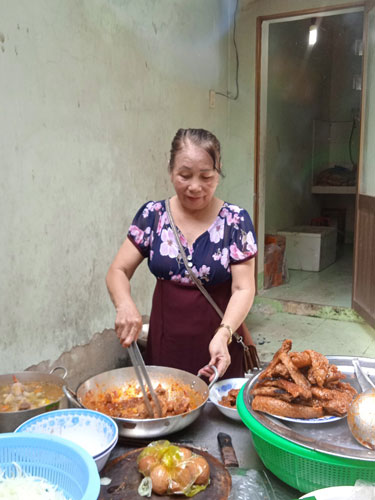 Nữ thương binh v&agrave; đ&aacute;m giỗ anh h&ugrave;ng, liệt sĩ - Ảnh 2.