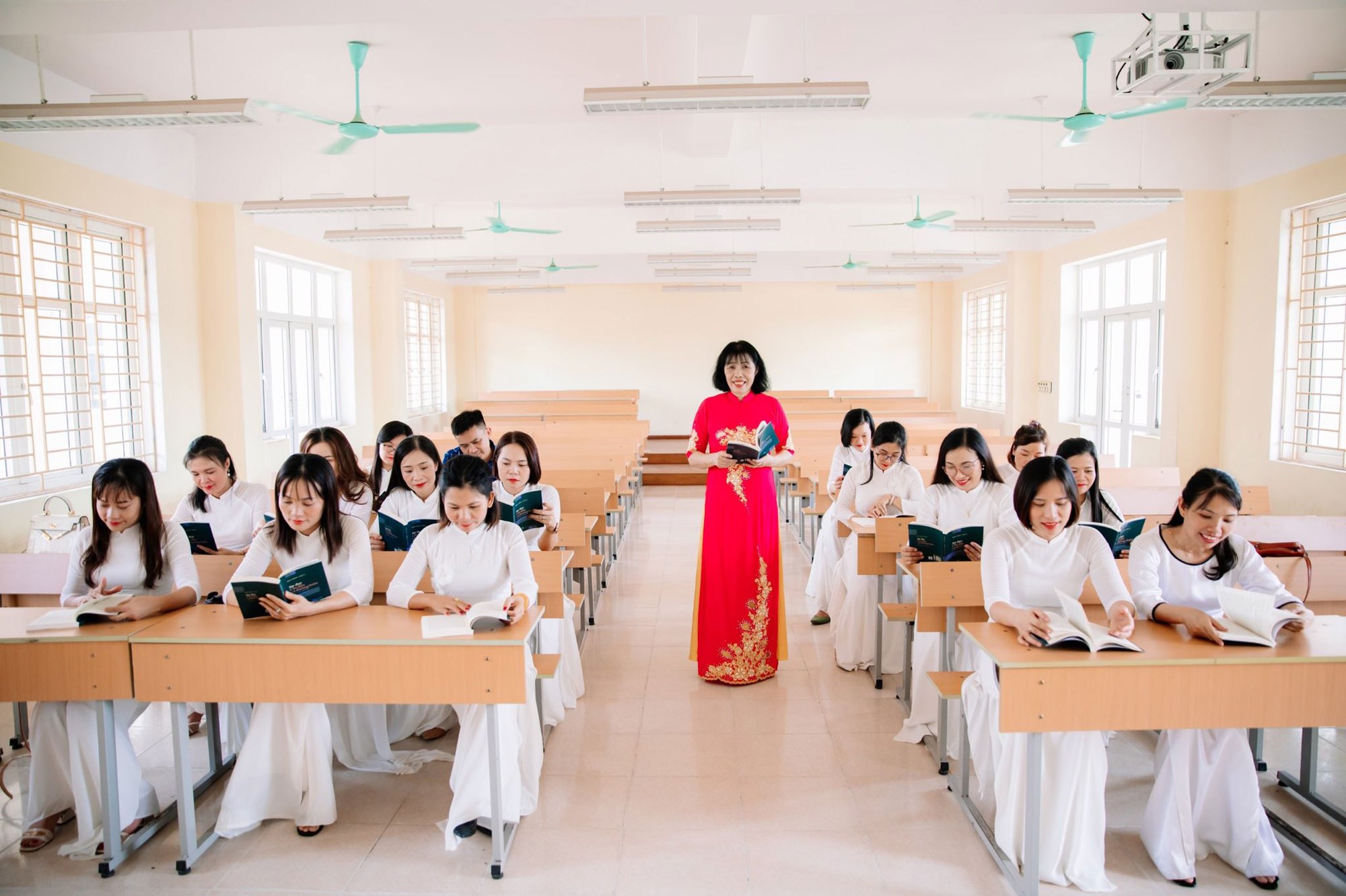 Cuộc thi viết "Người thầy kính yêu": Người vẽ nên thanh xuân đầy màu sắc