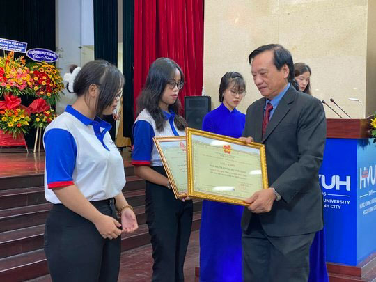 Các trường ĐH khai giảng, trao học bổng cho sinh viên