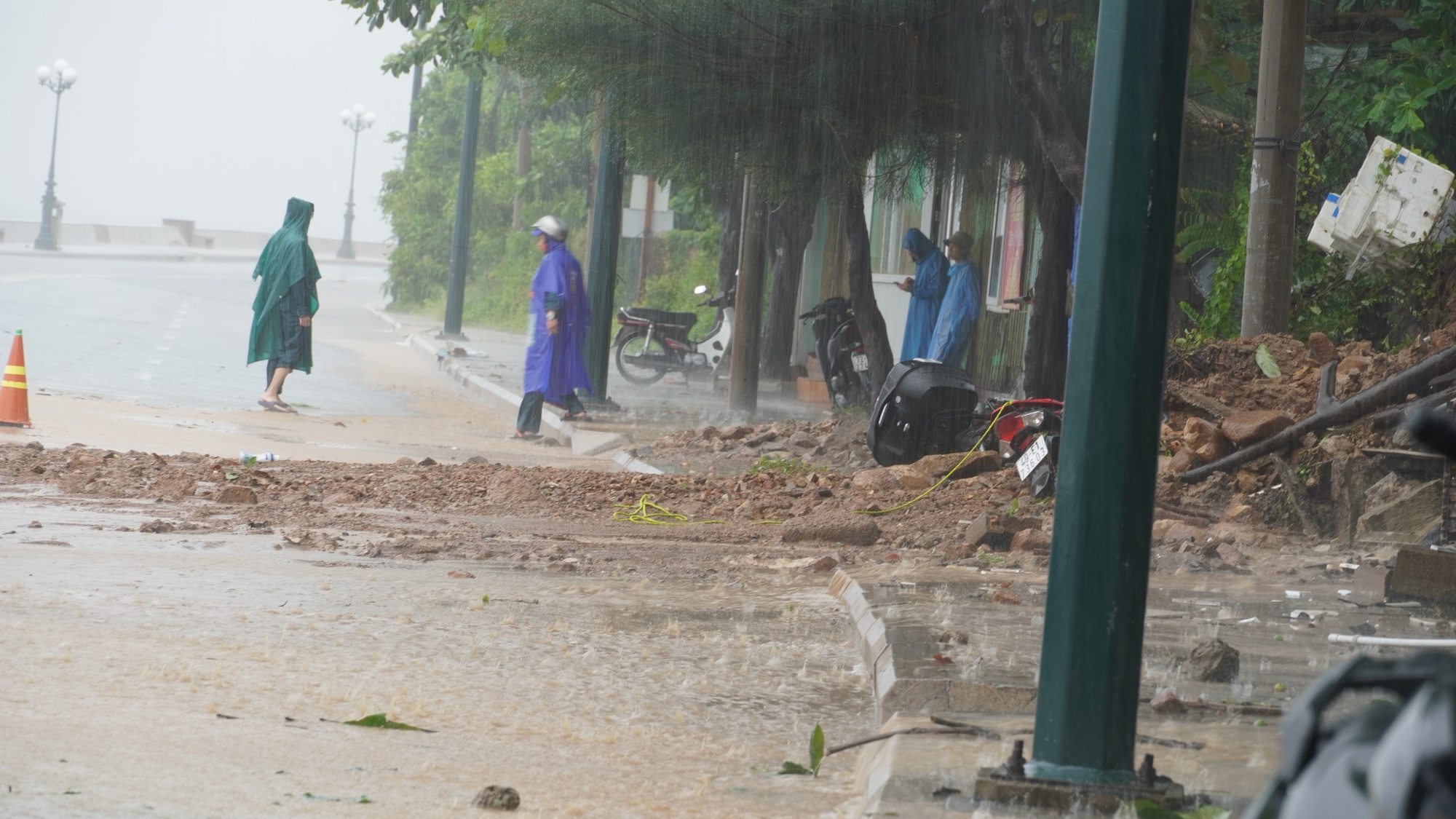 Sợ sạt lở n&uacute;i, nhiều kh&aacute;ch vội rời kh&aacute;ch sạn ở Vũng T&agrave;u - Ảnh 2.