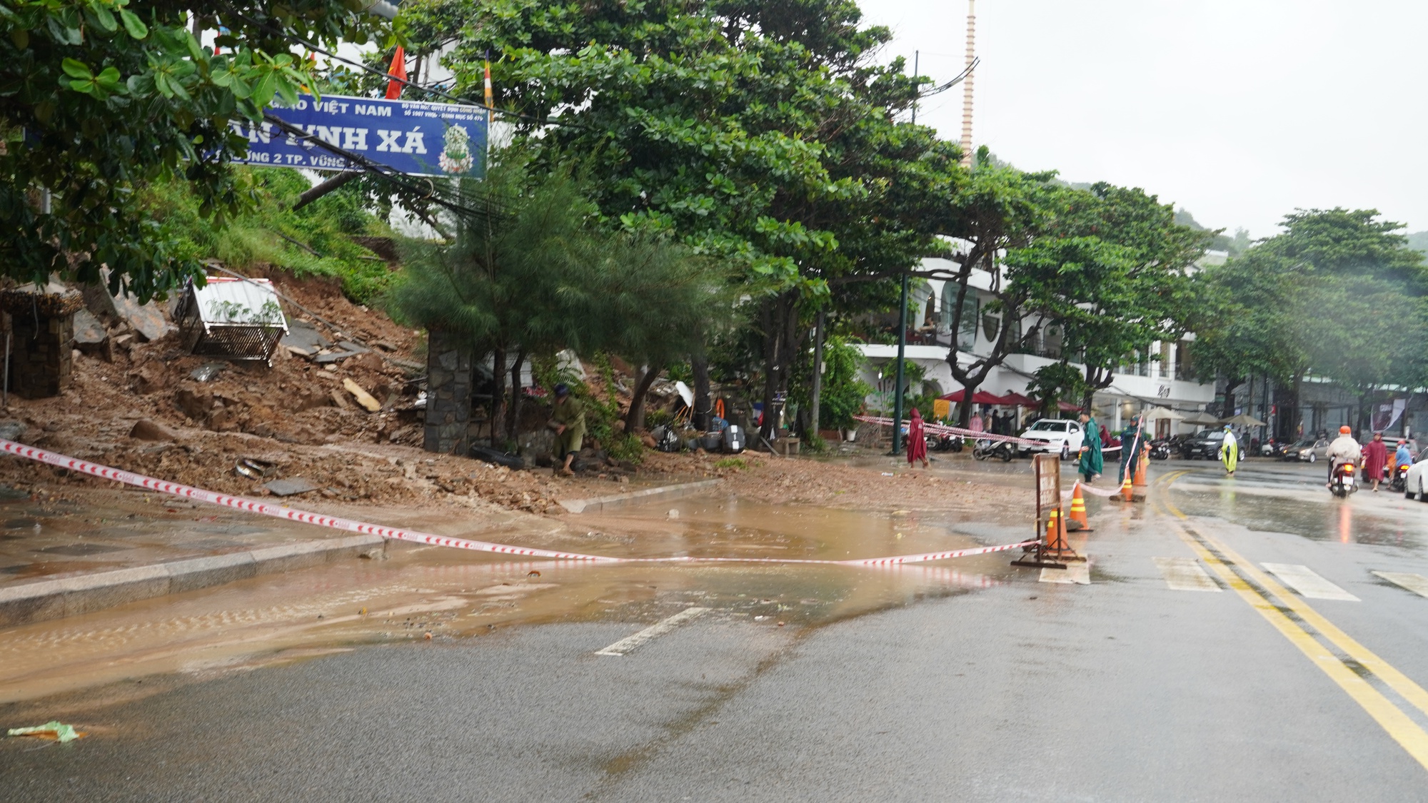 Sợ sạt lở n&uacute;i, nhiều kh&aacute;ch vội rời kh&aacute;ch sạn ở Vũng T&agrave;u - Ảnh 3.