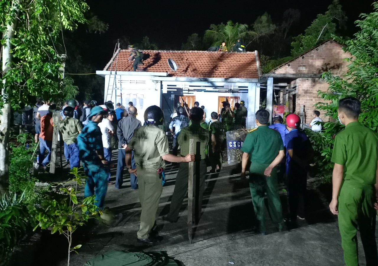 Công an Quảng Nam vây bắt kẻ chặn đường chém 2 ông cháu thương vong
