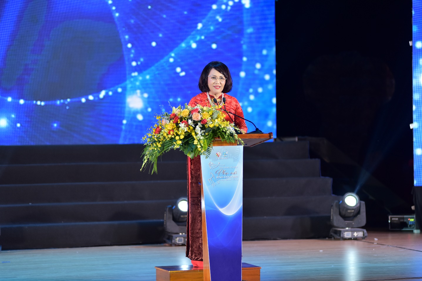 B&ugrave;ng nổ đ&ecirc;m chung kế cuộc thi &ldquo;Tỏa s&aacute;ng vẻ đẹp Phụ nữ B&igrave;nh Định 2022&rdquo; - Ảnh 1.