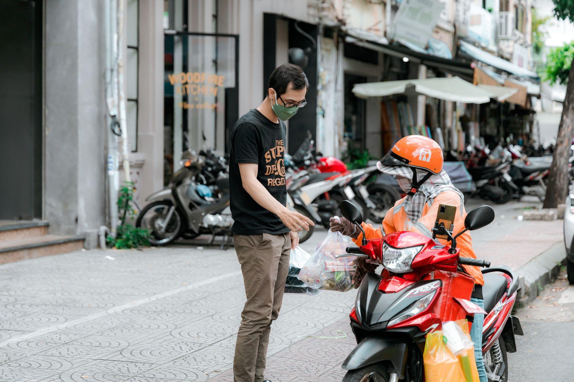 Theo ch&acirc;n nữ shipper &ldquo;chạy đơn&rdquo; trong ng&agrave;y đặc biệt 20-10 - Ảnh 7.